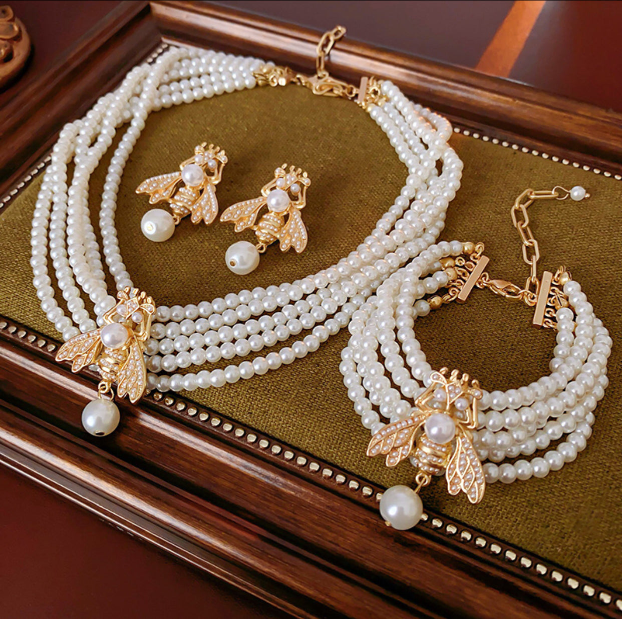 Bee pearl Statement Choker Set