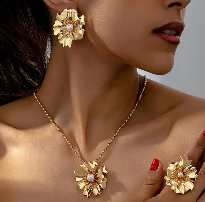Gold Flower Pearl Pendant Set