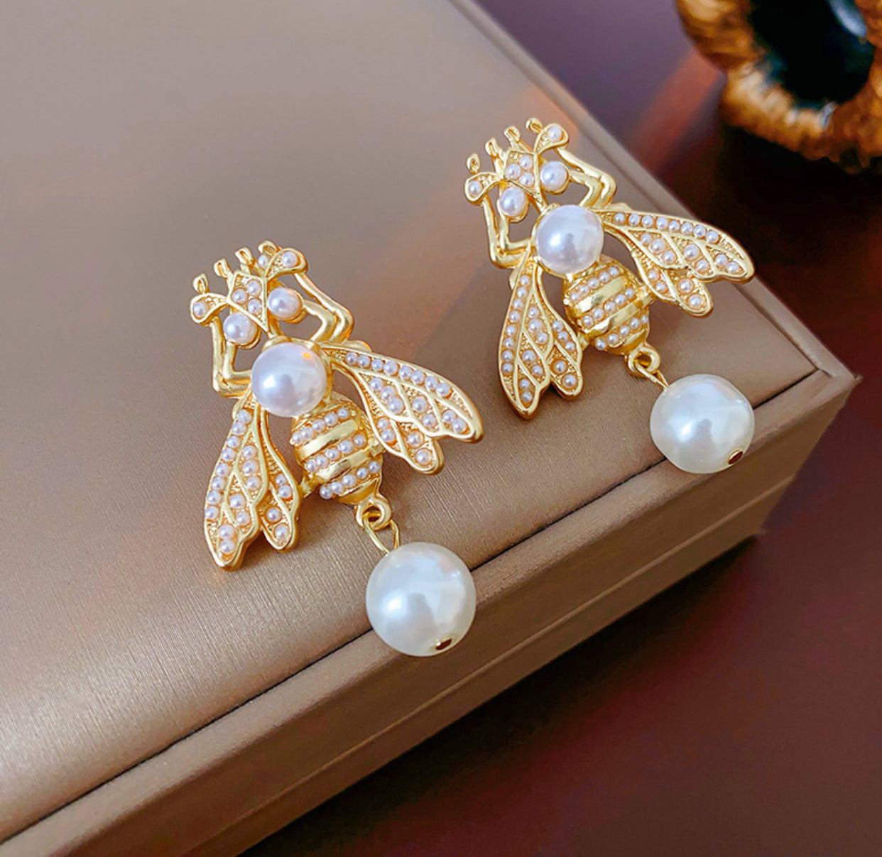 Bee pearl Statement Choker Set